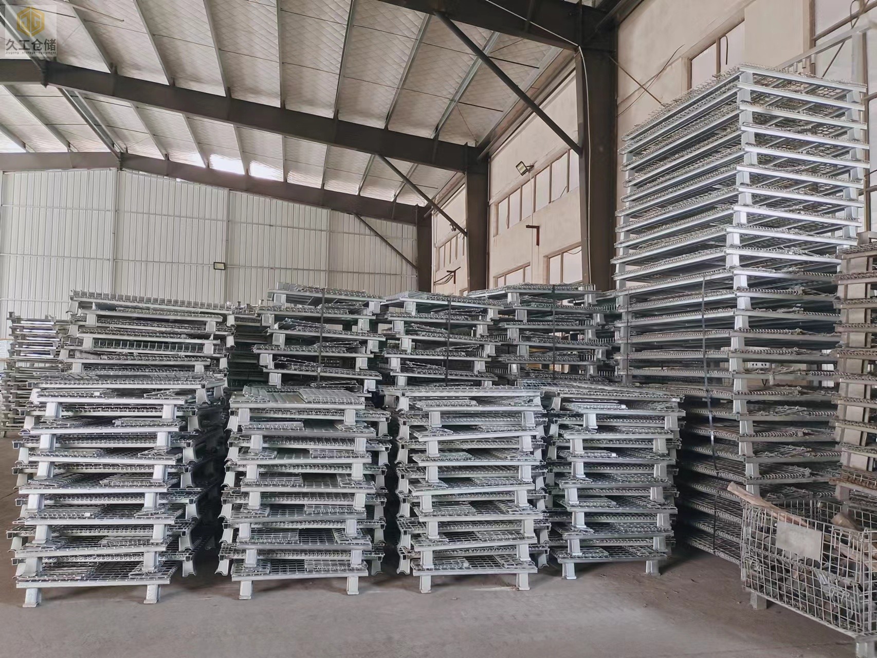 如何選擇一個(gè)好的倉儲籠倉庫籠來降低維護(hù)保養(yǎng)成本費(fèi)，南京倉儲籠廠家-久工倉儲為大家分析！