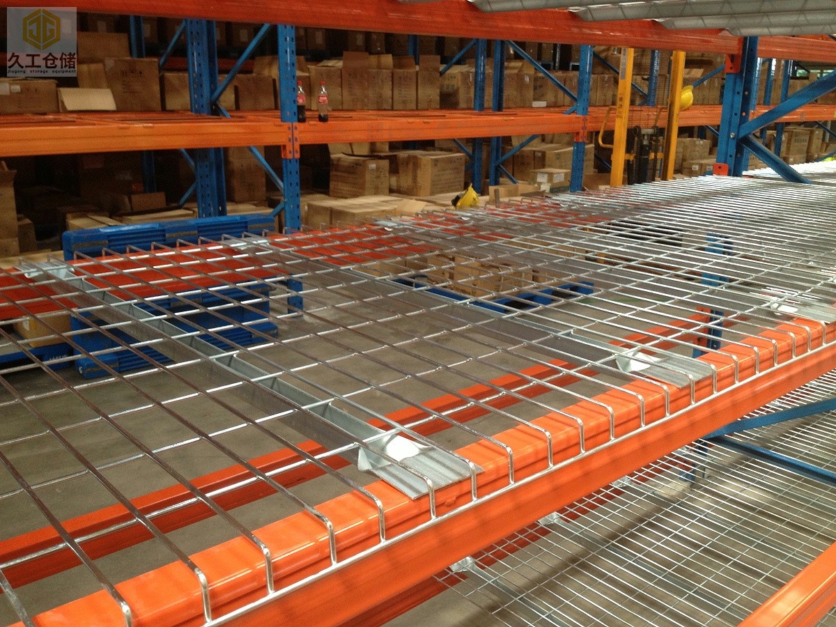 貨架網(wǎng)層板安裝現(xiàn)場實拍-南京久工倉儲鋼層網(wǎng)廠家-鍍鋅層網(wǎng)生產(chǎn)批發(fā)