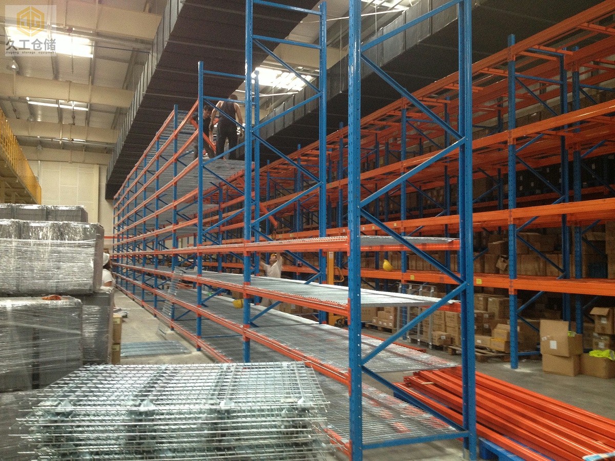 貨架網(wǎng)層板安裝現(xiàn)場實拍-南京久工倉儲鋼層網(wǎng)廠家-鍍鋅層網(wǎng)生產(chǎn)批發(fā)