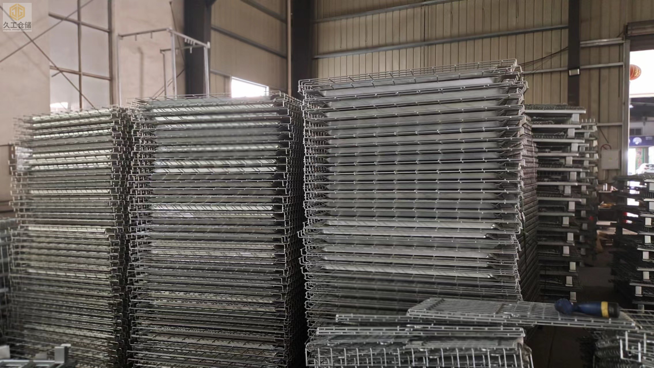 南京久工倉儲設(shè)備-折疊式倉儲籠網(wǎng)層板倉庫堆垛整裝待發(fā)，倉庫車間實拍-南京倉儲籠網(wǎng)層板實體廠家！