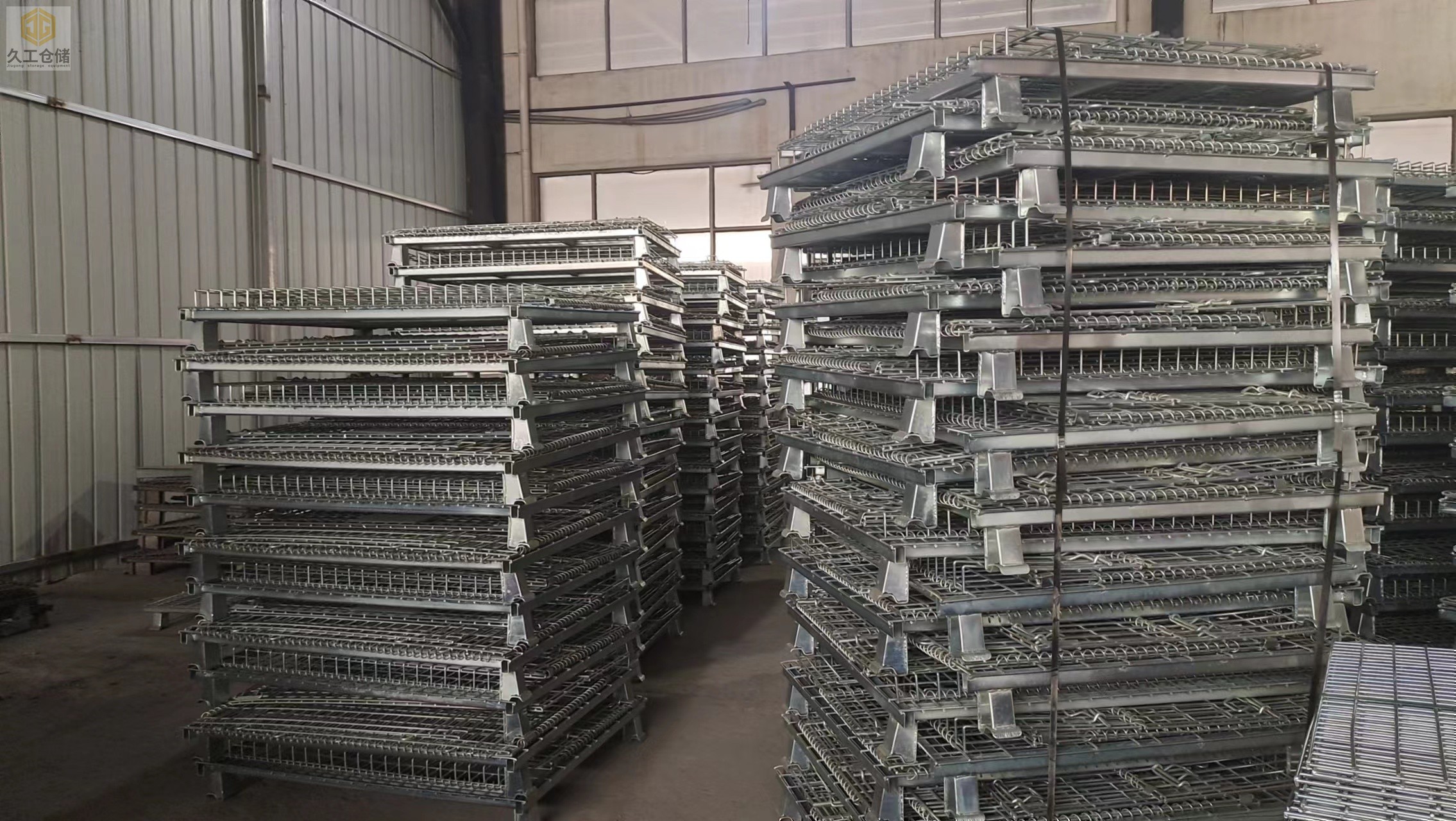 南京久工倉儲設(shè)備-折疊式倉儲籠網(wǎng)層板倉庫堆垛整裝待發(fā)，倉庫車間實拍-南京倉儲籠網(wǎng)層板實體廠家！