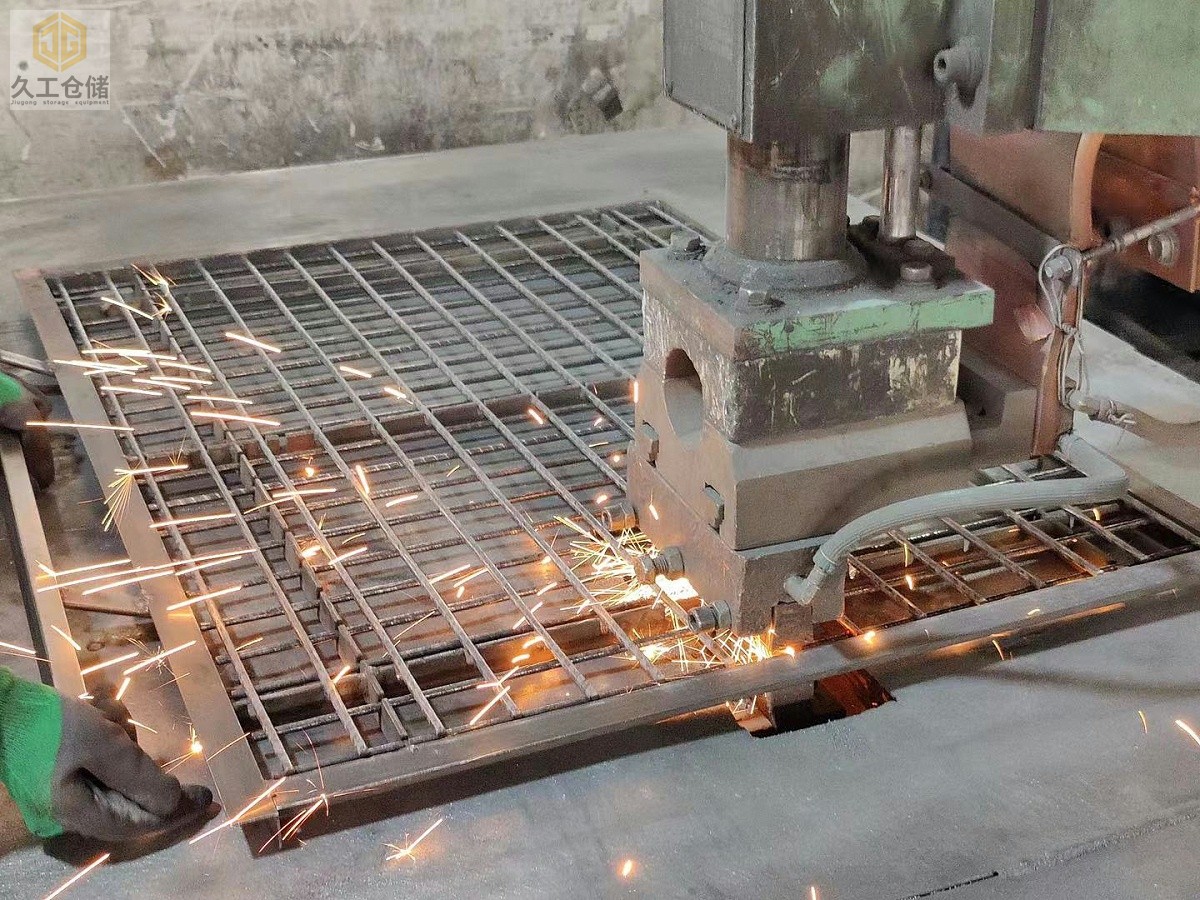 南京久工倉(cāng)儲(chǔ)設(shè)備公司設(shè)備公司介紹-工廠實(shí)拍展示-南京真正的廠家！歡迎考察！