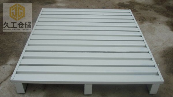 托盤(pán)倉(cāng)儲(chǔ)貨架中的托盤(pán)是什么?鐵質(zhì)托盤(pán)優(yōu)勢(shì)有哪些？南京久工倉(cāng)儲(chǔ)設(shè)備