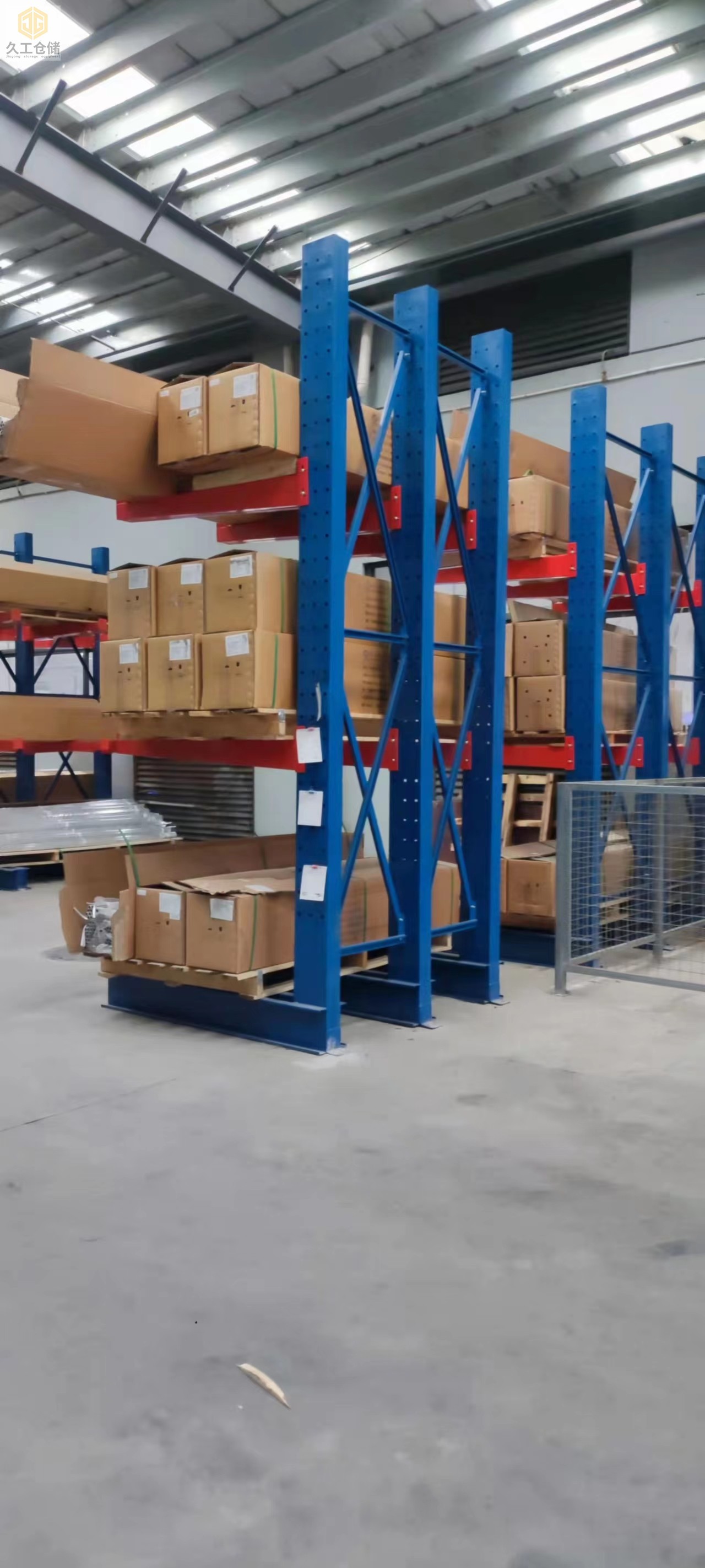 懸臂式貨架有雙懸臂式和單懸臂式，分別是什么樣式？一起來看看吧！南京久工倉儲設備