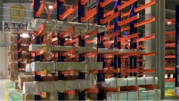 懸臂式貨架有雙懸臂式和單懸臂式，分別是什么樣式？一起來看看吧！南京久工倉儲設(shè)備