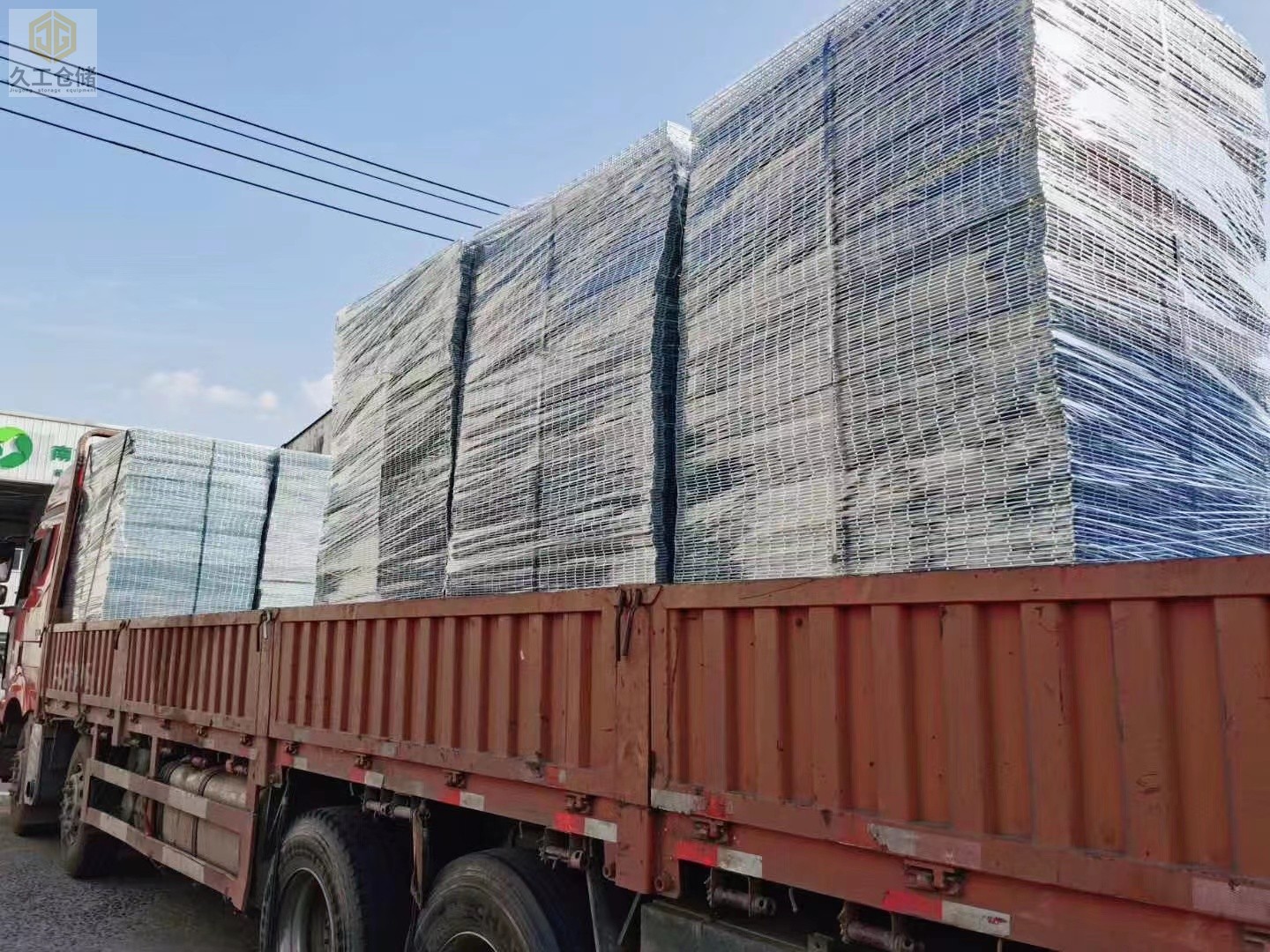 貨架網(wǎng)層板材料參數(shù)怎么購買？鋼層網(wǎng)運用特點？南京筋層網(wǎng)廠家-久工倉儲為大家分析！