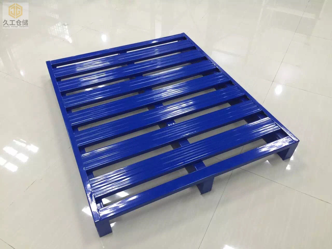 鋼制托盤也稱鐵托盤，鐵質(zhì)托盤，金屬托盤，有什么優(yōu)點(diǎn)？久工倉儲
