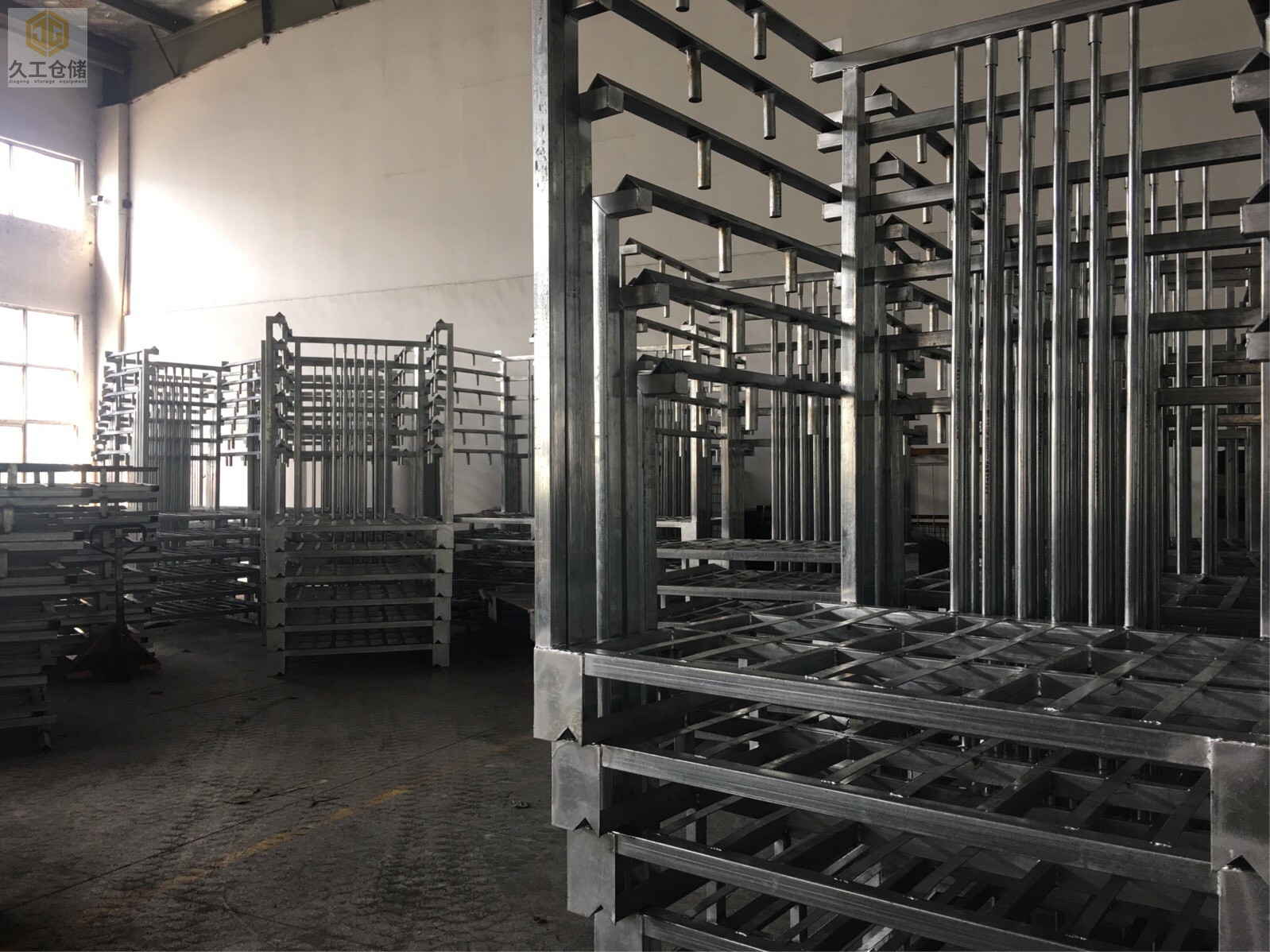 南京久工倉儲設(shè)備關(guān)于巧固架堆垛架的介紹，一起來了解看看吧！