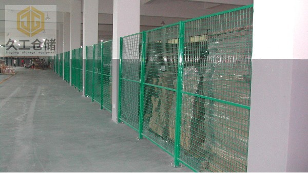 公路圍欄網(wǎng)-公路隔離網(wǎng)優(yōu)點(diǎn)有哪些？南京久工倉儲(chǔ)設(shè)備