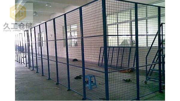 如何買到質(zhì)量好的車間隔離網(wǎng)呢？久工倉儲(chǔ)告訴您！