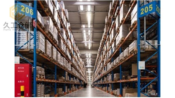 汽車行業(yè)倉庫一般有哪些倉儲設備？南京久工倉儲為大家分析！希望能幫助到大家！