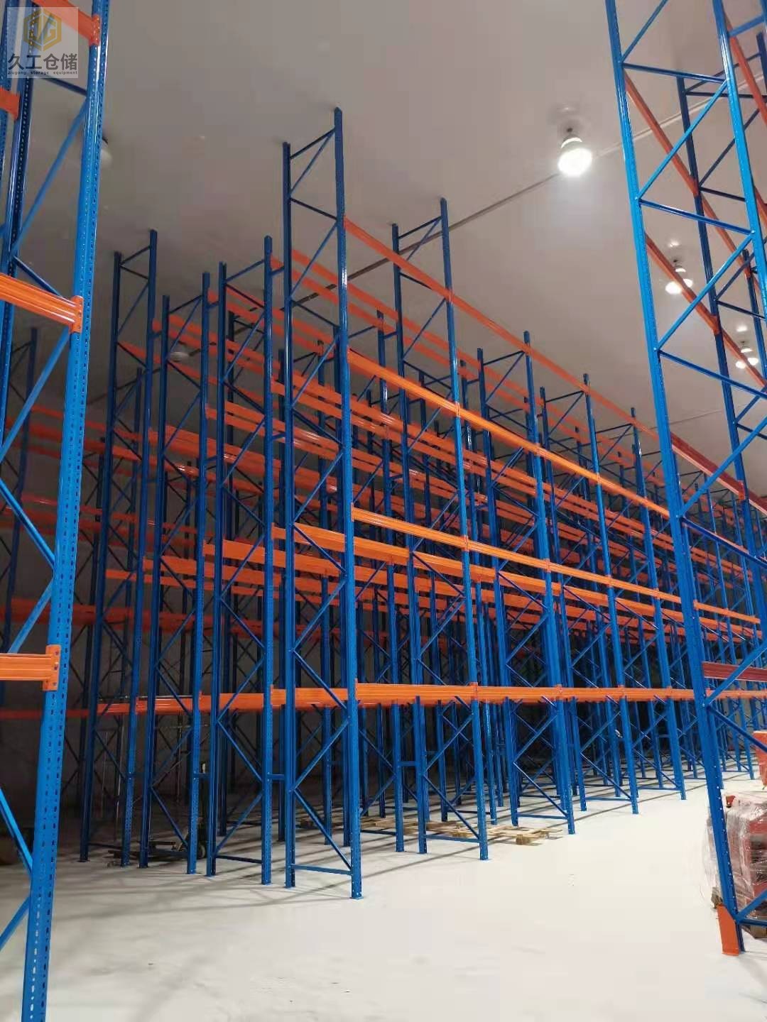 服裝廠倉(cāng)庫(kù)一般能用到哪些倉(cāng)儲(chǔ)設(shè)備？南京久工倉(cāng)儲(chǔ)設(shè)備帶領(lǐng)大家一起了解下！