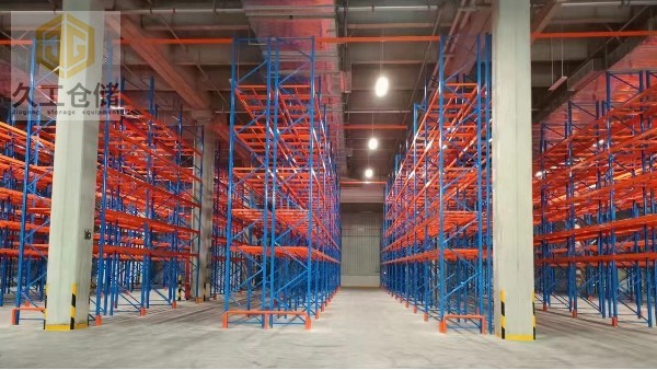 超市貨架和倉儲貨架都統(tǒng)稱為貨架，它們兩者除了存儲功能以外，還有其它的區(qū)別？南京久工倉儲設(shè)備