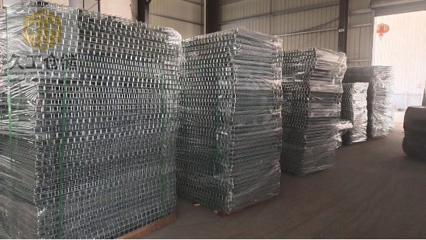 久工倉儲(chǔ)設(shè)備貨架層網(wǎng)發(fā)貨現(xiàn)場(chǎng)，南京網(wǎng)層板廠家批發(fā)實(shí)體工廠期待與您共贏！