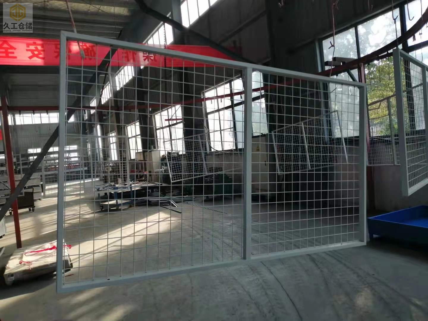 久工倉(cāng)儲(chǔ)為大家介紹車(chē)間隔離網(wǎng)，車(chē)間護(hù)欄網(wǎng)！一起了解看看！