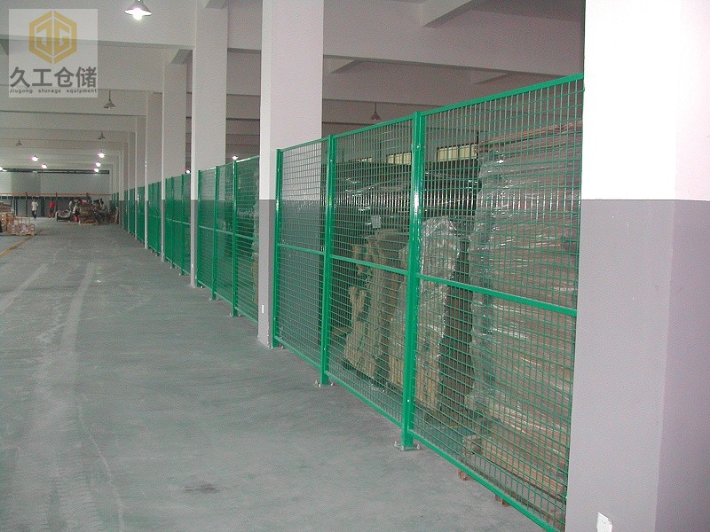 南京久工倉儲(chǔ)為大家解析車間隔離柵的相關(guān)工藝流程！一起看看吧！