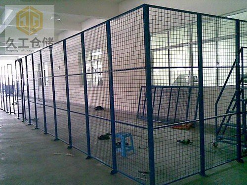 南京久工倉儲(chǔ)為大家解析車間隔離柵的相關(guān)工藝流程！一起看看吧！