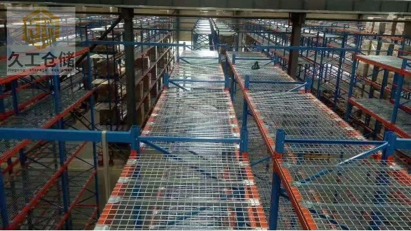 重型貨架可擺放層網(wǎng)和鋼制托盤？鋼層網(wǎng)有什么運(yùn)用特點(diǎn)？南京久工倉儲設(shè)備