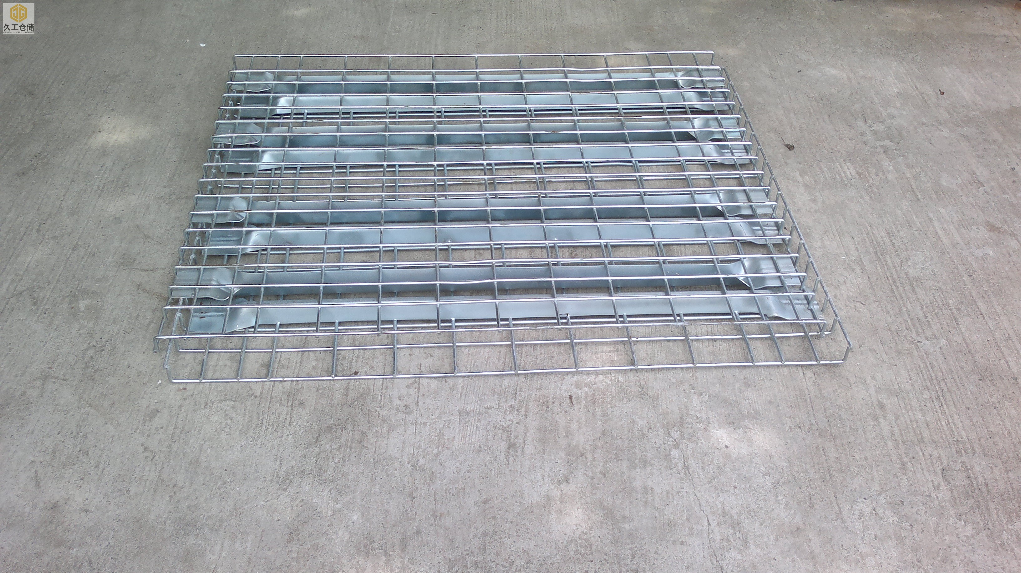 鋼層網(wǎng)是什么？用處，特點(diǎn)是什么，層板網(wǎng)應(yīng)用領(lǐng)域有哪些？南京久工倉(cāng)儲(chǔ)設(shè)備來分析！