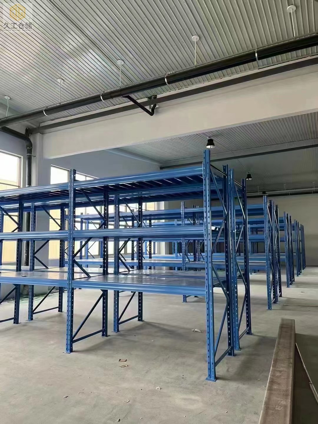 倉儲貨架倉庫倉庫是大型工業(yè)產(chǎn)品，基本需要定制，南京貨架-久工倉儲來簡單分析貨架的定制注意哪些？