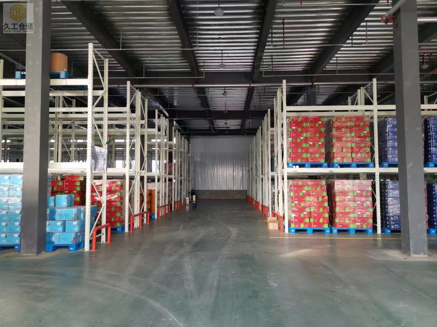  南京貨架-倉儲貨架-先進(jìn)先出貨架的類型是什么？久工倉儲-久久來分析!希望能幫助到大家！