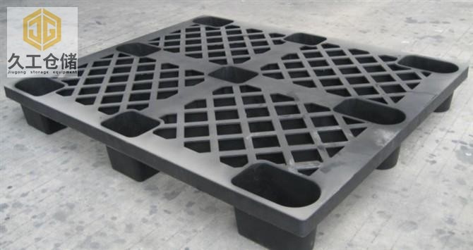 塑料托盤有什么優(yōu)勢(shì)？在運(yùn)輸上面有什么優(yōu)勢(shì)？南京久工倉儲(chǔ)