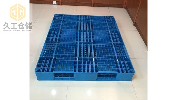 塑料托盤有哪些特征？南京久工倉儲設(shè)備來分析！