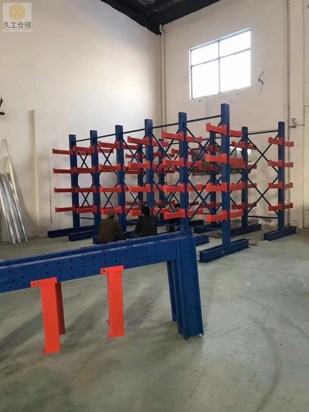 懸臂貨架展示，使用懸臂貨架有哪些運用特點？南京久工倉儲設備老分析，了解更多關注久工！