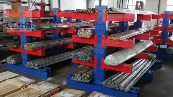 懸臂貨架展示，使用懸臂貨架有哪些運用特點？南京久工倉儲設(shè)備老分析，了解更多關(guān)注久工！