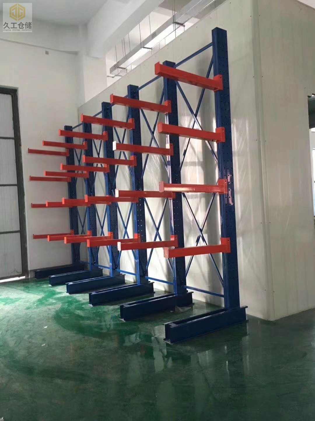 懸臂貨架展示，使用懸臂貨架有哪些運用特點？南京久工倉儲設備老分析，了解更多關注久工！