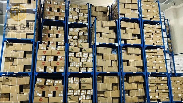 堆垛架的特點(diǎn)和應(yīng)用特點(diǎn)?應(yīng)該要注意哪些？南京久工倉儲(chǔ)設(shè)備