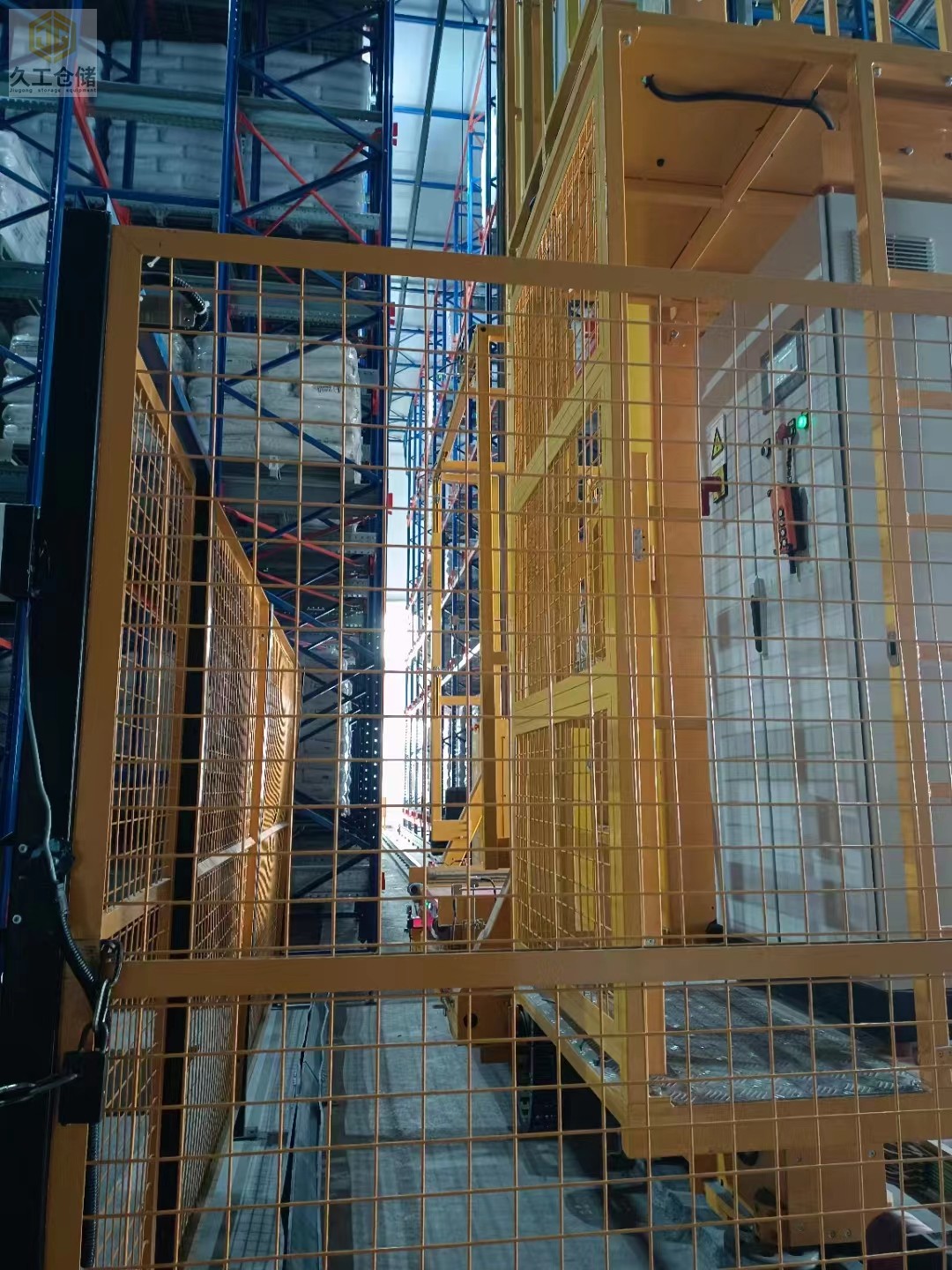 隔離網(wǎng)的特點(diǎn)、用途、優(yōu)點(diǎn)、工藝及表面處理是什么？南京車間隔離網(wǎng)-久工倉儲設(shè)備來分析！