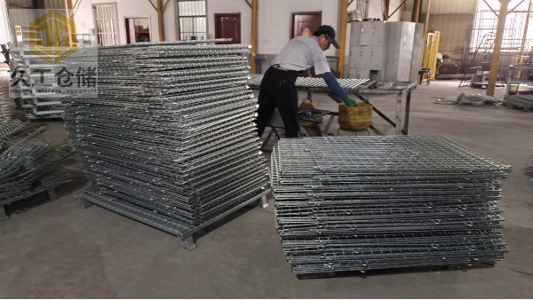 倉儲籠倉庫籠組裝現(xiàn)場實拍，南京倉儲籠-矩管倉儲籠近拍細(xì)節(jié)，折疊式倉儲籠實力廠家，關(guān)注久工了解更多！