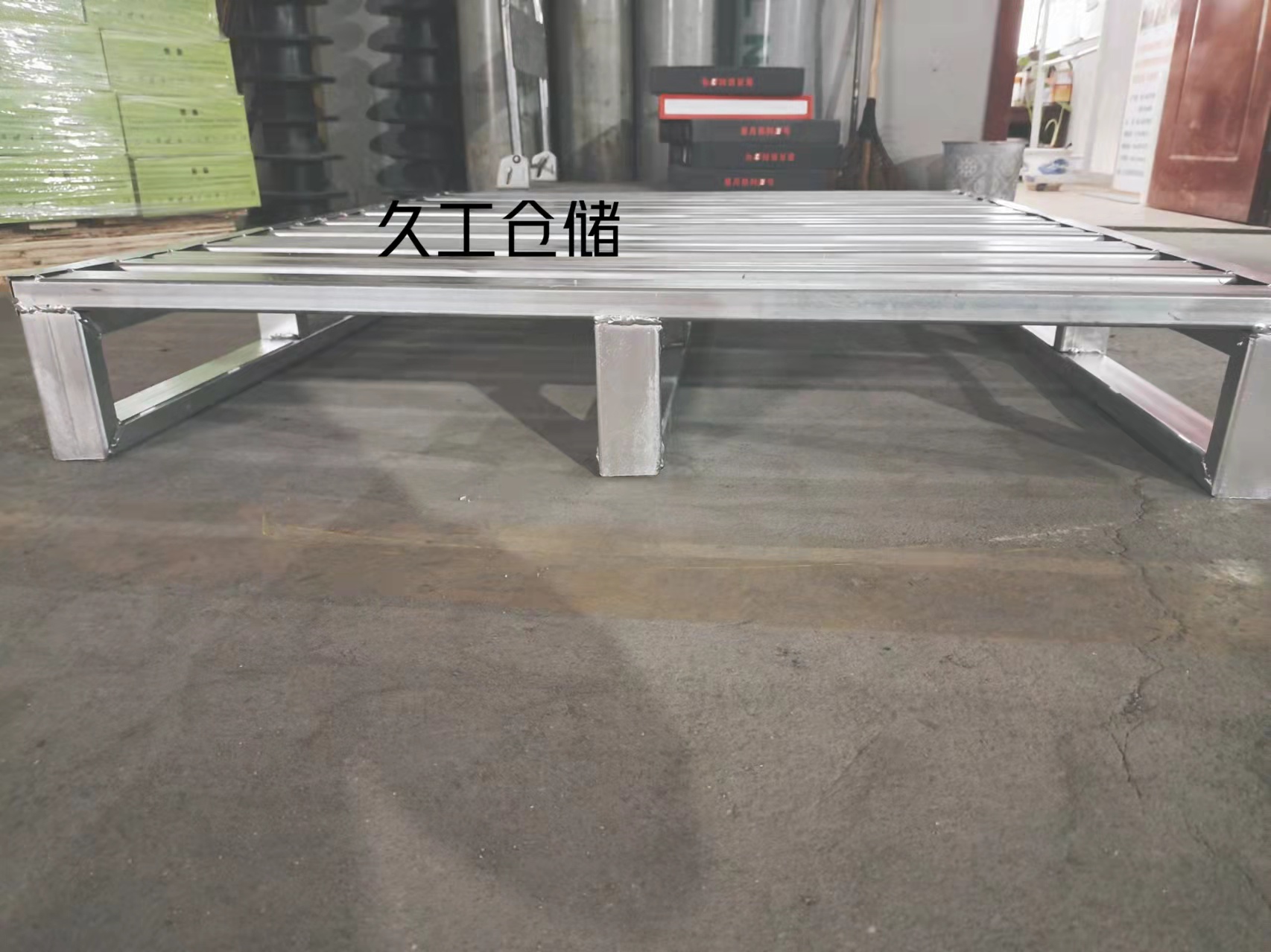 久工倉(cāng)儲(chǔ)設(shè)備-鋼制托盤(pán)如何定制生產(chǎn)?