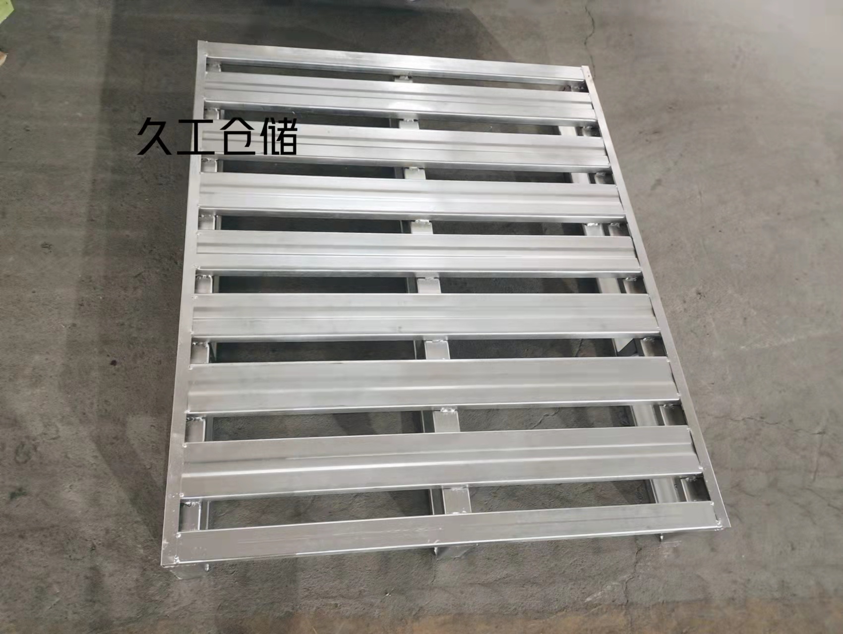 久工倉(cāng)儲(chǔ)設(shè)備-鋼制托盤(pán)如何定制生產(chǎn)?