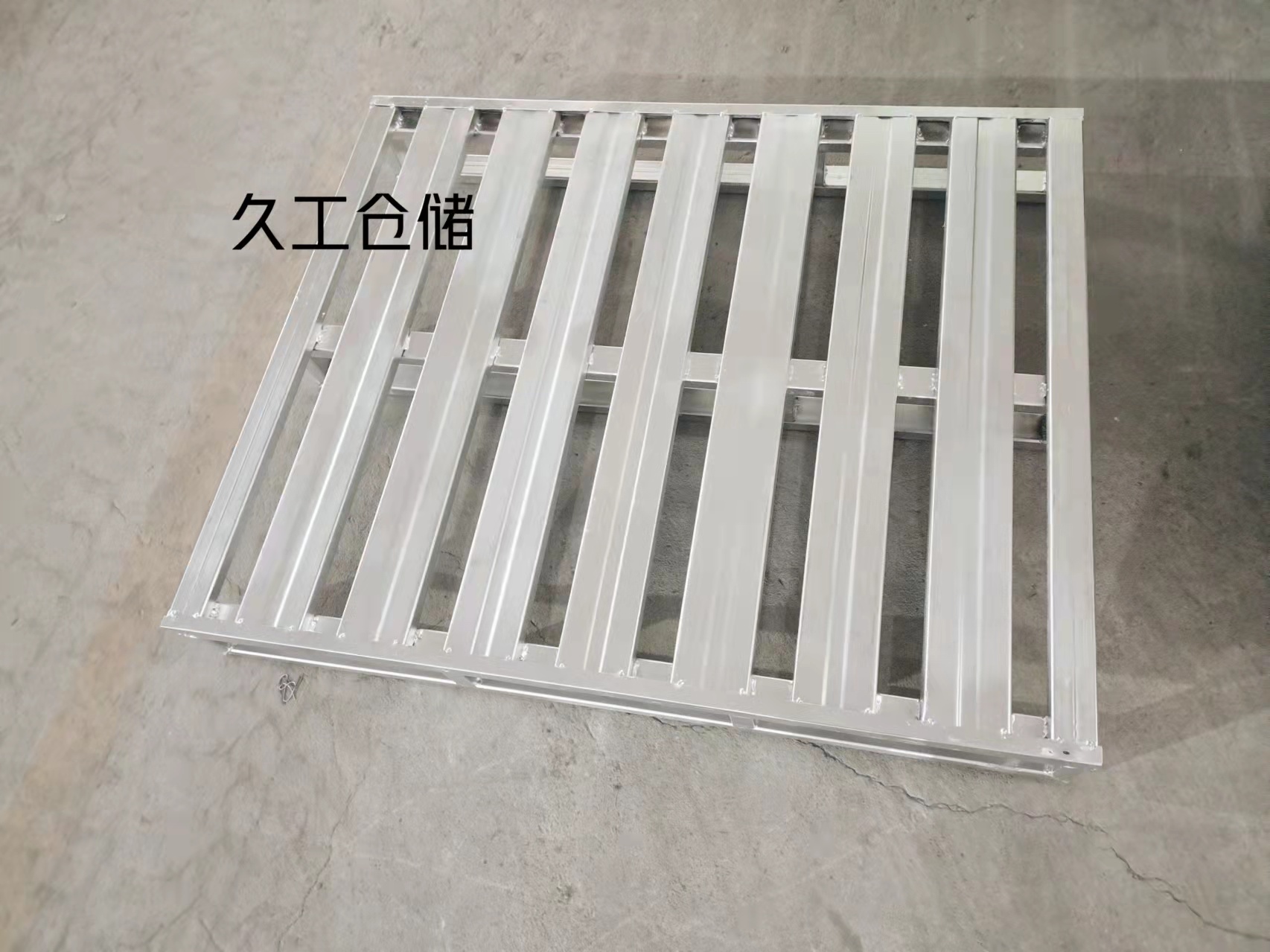 久工倉(cāng)儲(chǔ)設(shè)備-鋼制托盤(pán)如何定制生產(chǎn)?