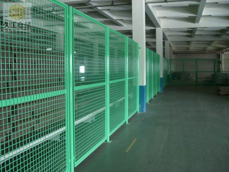 南京久工倉儲-車間隔離網(wǎng)也稱護欄網(wǎng)、圍欄網(wǎng)、隔斷網(wǎng)等，實用廣泛-南京隔離網(wǎng)廠家