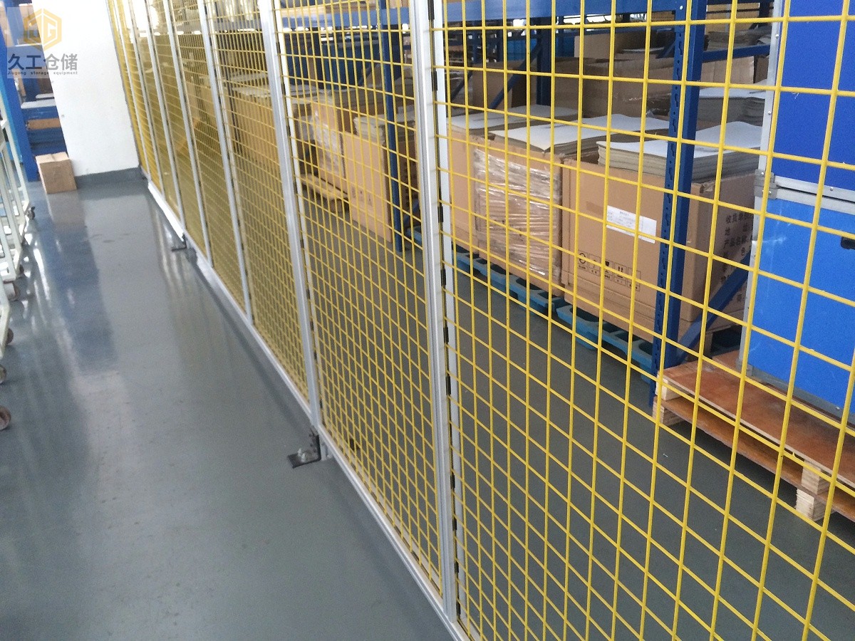 南京久工倉儲-車間隔離網(wǎng)也稱護欄網(wǎng)、圍欄網(wǎng)、隔斷網(wǎng)等，實用廣泛-南京隔離網(wǎng)廠家