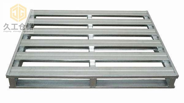 鋼制托盤也稱金屬托盤，運(yùn)輸有什么優(yōu)點(diǎn)？南京久工倉儲(chǔ)設(shè)備來分析！