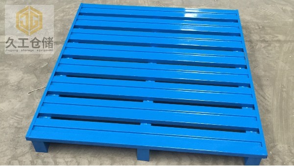 鋼制托盤也稱金屬托盤，運(yùn)輸有什么優(yōu)點(diǎn)？南京久工倉儲設(shè)備來分析！
