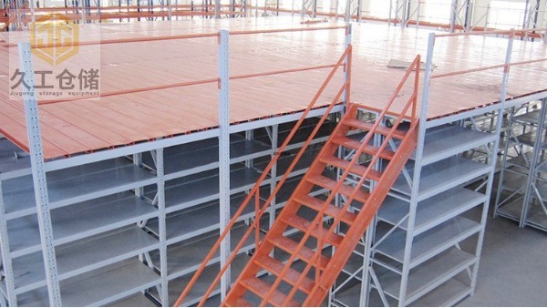 閣樓式貨架的介紹及有哪些特點(diǎn)？南京久工倉儲(chǔ)設(shè)備來分析！
