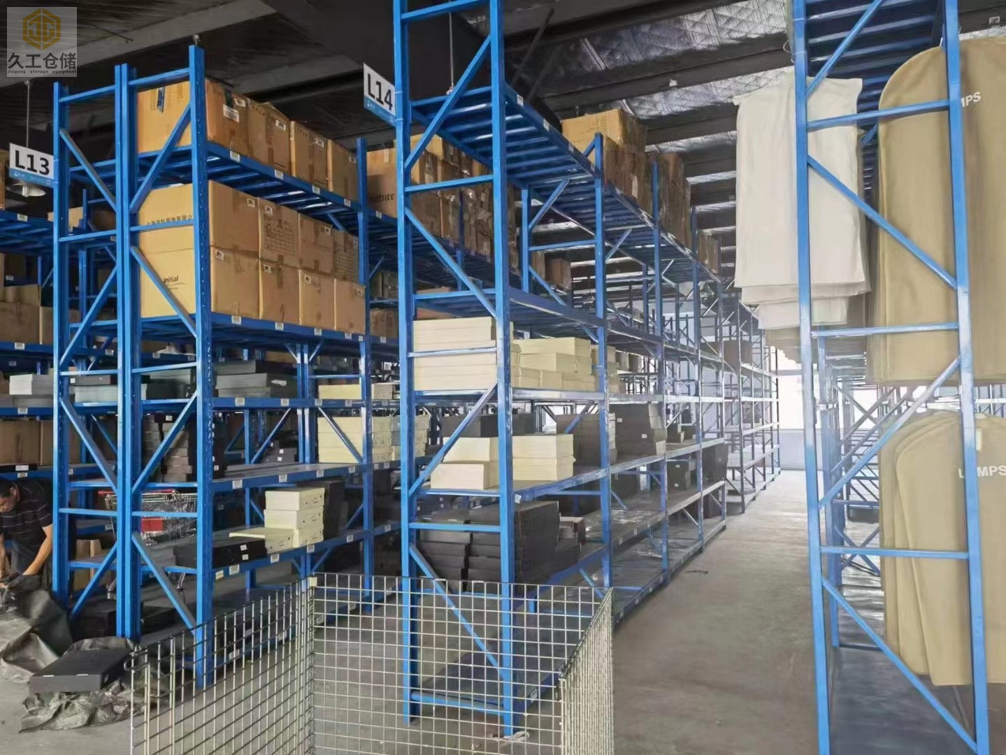 南京貨架-橫梁式貨架也稱網(wǎng)層板貨架/托盤貨架/重型貨架實物圖展示-倉庫貨架-南京久工倉儲設(shè)備