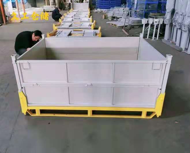 金屬周轉箱也稱鋼制料箱，折疊金屬周轉筐，馬蹄形網格料箱，金屬物流周轉箱的特點有哪些？南京久工倉儲設備