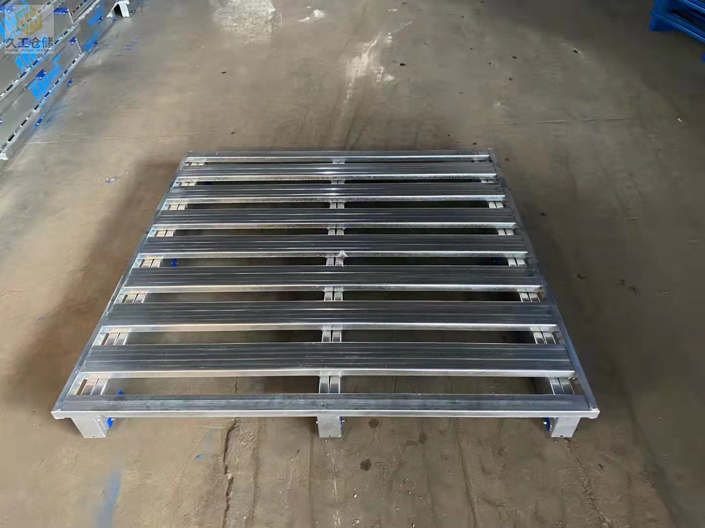 鋼制托盤也稱鋼托盤，鐵托盤，鐵質(zhì)托盤，金屬托盤等，質(zhì)量可靠！南京久工倉儲-托盤廠家