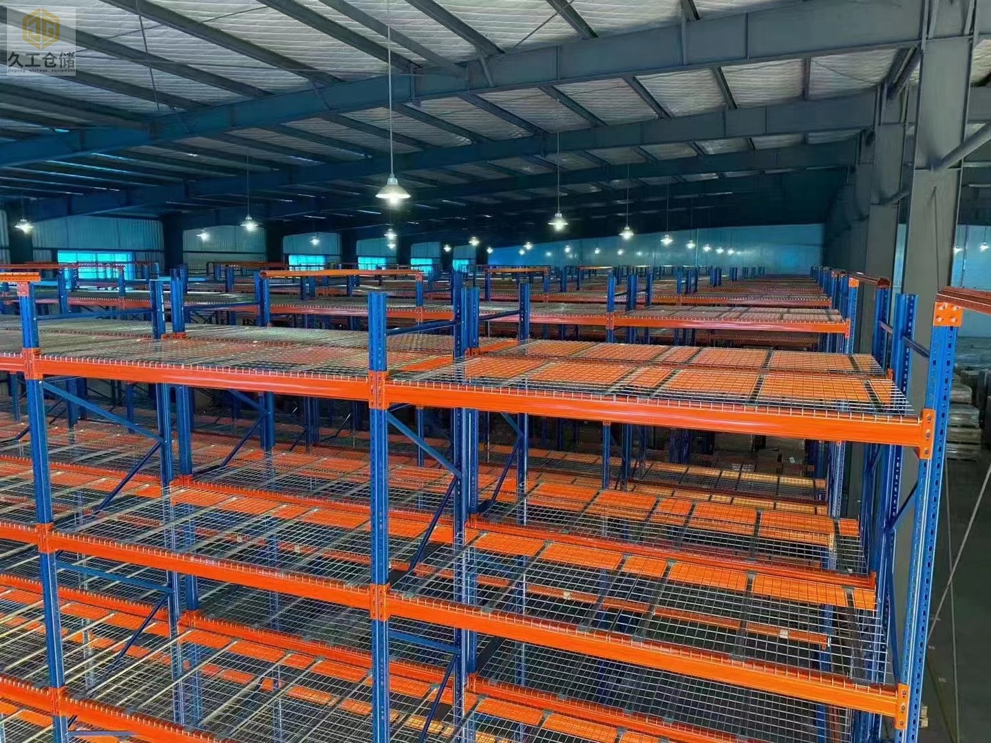 久工倉(cāng)儲(chǔ)-貨架網(wǎng)層板擺放實(shí)拍場(chǎng)景展示-南京鋼層網(wǎng)廠家-南京金屬層板網(wǎng)全國(guó)發(fā)貨，出口海外，關(guān)注久工了解更多！