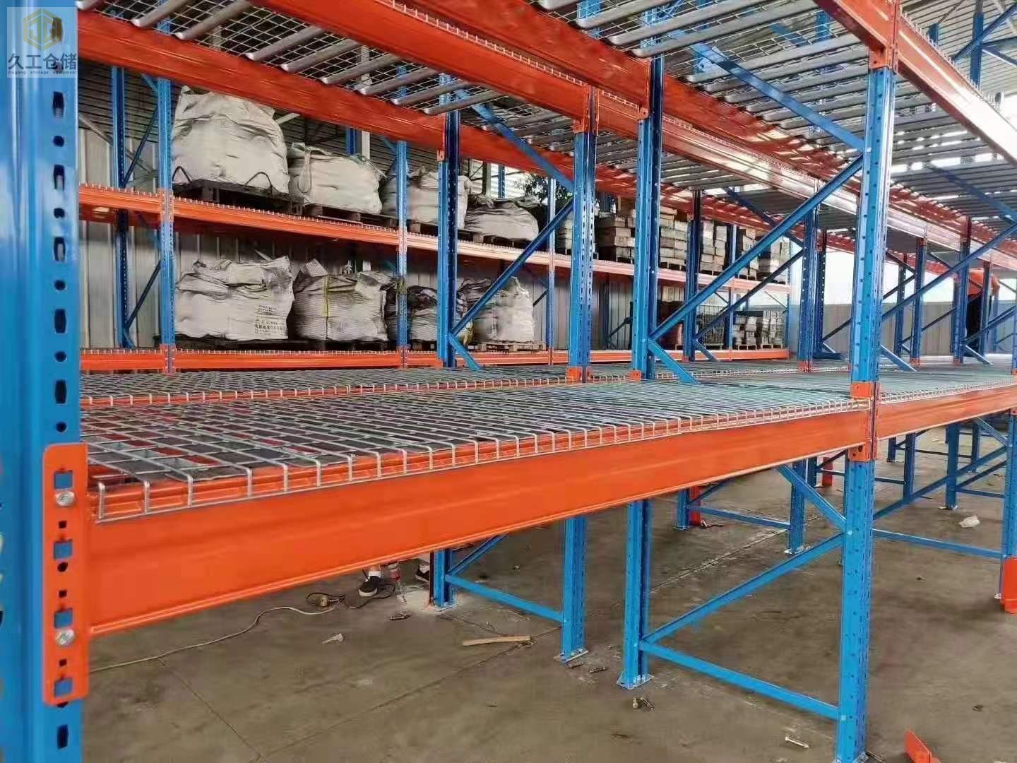 久工倉(cāng)儲(chǔ)-貨架網(wǎng)層板擺放實(shí)拍場(chǎng)景展示-南京鋼層網(wǎng)廠家-南京金屬層板網(wǎng)全國(guó)發(fā)貨，出口海外，關(guān)注久工了解更多！