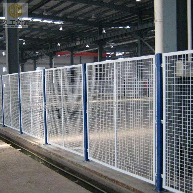 鐵藝護(hù)欄網(wǎng)有哪些有點(diǎn)和用途，框架護(hù)欄網(wǎng)顏色？南京隔離網(wǎng)車間來分析-久工倉儲(chǔ)設(shè)備