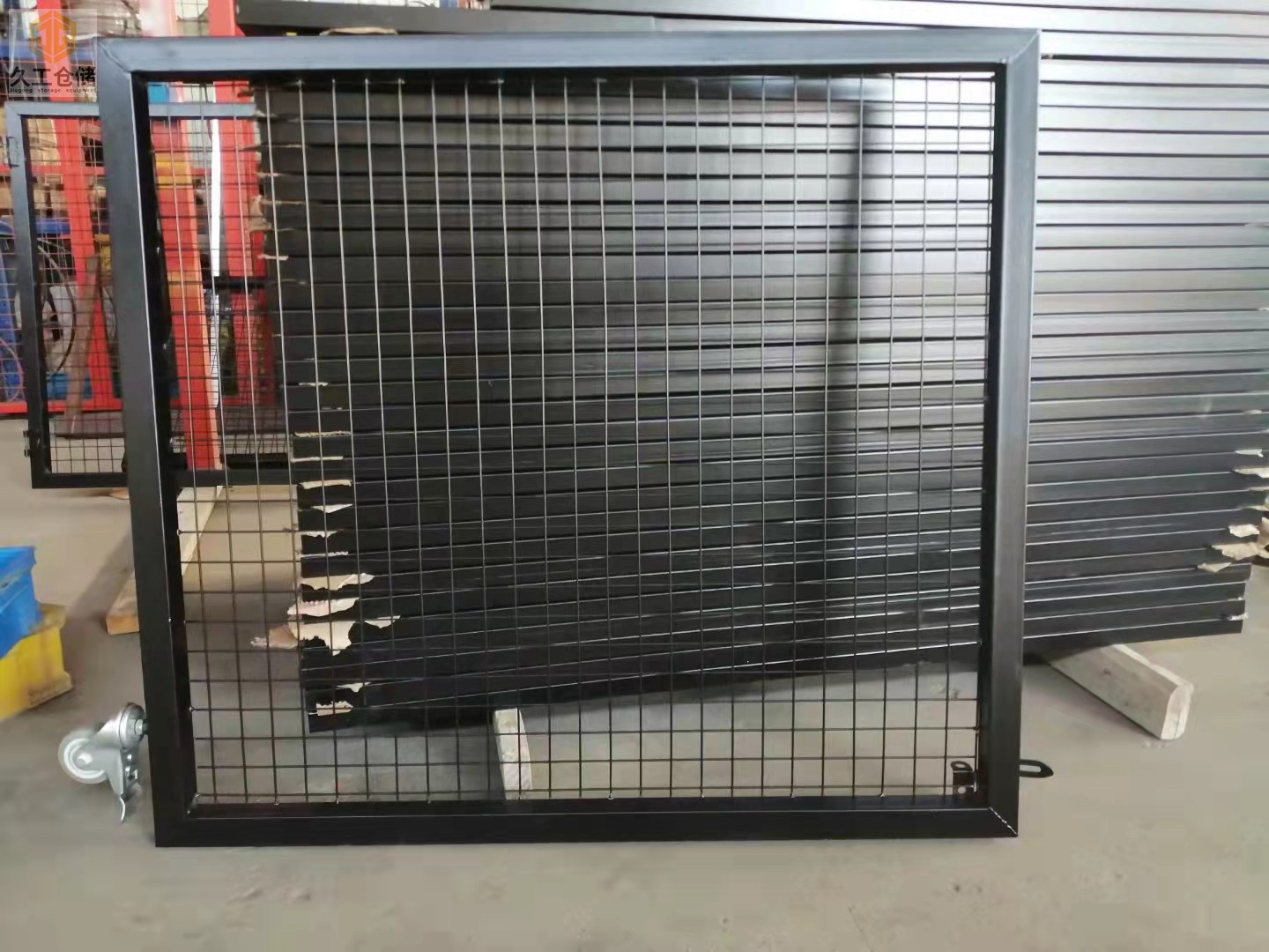 框架護欄網(wǎng)-鐵藝護欄網(wǎng)-車間隔離柵南京隔離網(wǎng)廠家來分析有哪些優(yōu)點？久工倉儲設(shè)備