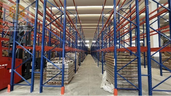 南京貨架廠家-久工倉儲設(shè)備-重型貨架也稱橫梁式貨架，那么哪些特點呢？一起來看看吧！