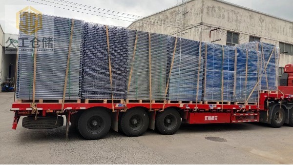 貨架網(wǎng)層板出口開始裝柜，南京網(wǎng)層板廠家-久工倉儲(chǔ)設(shè)備